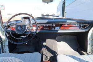Image 23/50 of Mercedes-Benz 220 b (1965)