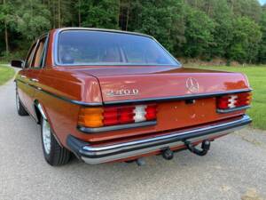 Bild 4/50 von Mercedes-Benz 240 D (1983)