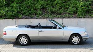 Image 2/74 of Mercedes-Benz E 320 (1997)