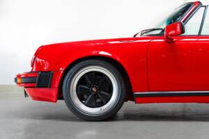 Image 17/31 of Porsche 911 Carrera 3.2 (1988)