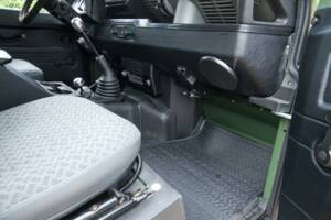 Bild 24/50 von Land Rover 90 (1990)