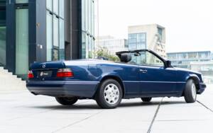 Image 8/45 of Mercedes-Benz E 220 (1995)