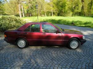 Image 18/137 of Mercedes-Benz 190 E 1.8 Avantgarde &quot;Rosso&quot; (1992)
