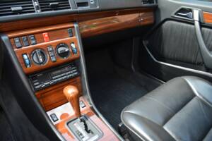 Bild 10/15 von Mercedes-Benz 230 CE (1991)