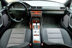 Imagen 17/75 de Mercedes-Benz E 280 T (1994)