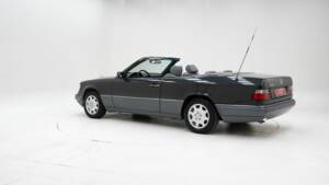 Image 4/15 of Mercedes-Benz E 220 (1994)