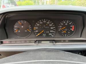 Image 25/40 of Mercedes-Benz 190 E (1982)