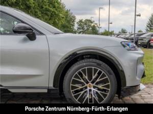 Image 18/50 of Porsche Cayenne S Electric (2026)