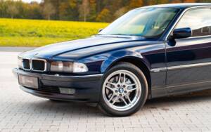 Image 8/55 of BMW 740i (1997)