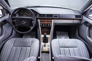 Image 18/40 of Mercedes-Benz 300 TE (1991)