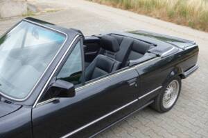 Immagine 2/8 di BMW 320i (1987)