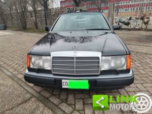 Image 2/10 de Mercedes-Benz 300 CE (1993)