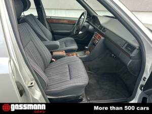 Image 11/15 of Mercedes-Benz 300 TD (1992)