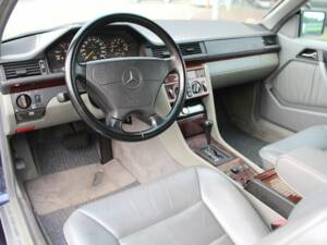 Afbeelding 2/8 van Mercedes-Benz E 200 (1995)
