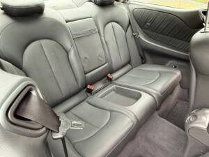 Image 18/27 of Mercedes-Benz CLK 320 (2002)