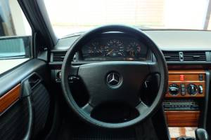 Bild 26/73 von Mercedes-Benz 230 E (1991)