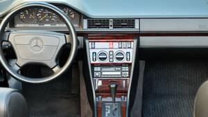 Image 22/74 of Mercedes-Benz E 320 (1997)