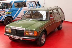 Bild 3/54 von Mercedes-Benz 250 T (1979)