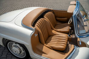 Image 25/38 of Mercedes-Benz 300 SL Roadster (1961)