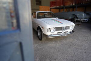 Image 17/28 de Alfa Romeo Giulia GT 1300 Junior (1970)