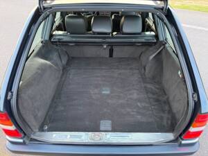 Image 7/24 of Mercedes-Benz E 320 T (1996)