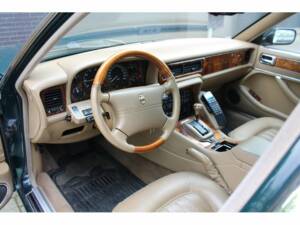 Bild 2/8 von Jaguar XJ6 3.2 Sovereign (1995)