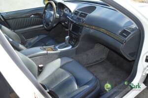 Image 23/50 of Mercedes-Benz E 500 T (2004)