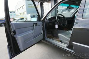 Immagine 31/47 di Mercedes-Benz 190 E 2.3 (1992)