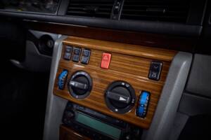Image 66/100 of Mercedes-Benz 230 TE (1990)