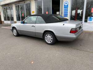 Image 11/15 of Mercedes-Benz E 220 (1996)