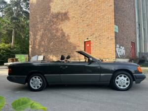 Image 4/47 of Mercedes-Benz 300 CE-24 (1992)