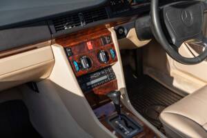 Bild 12/33 von Mercedes-Benz E 220 (1994)