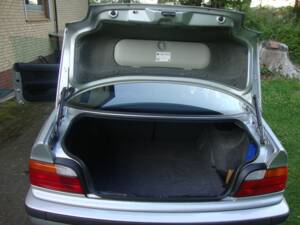 Afbeelding 27/39 van BMW 316i (1993)