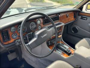 Image 15/20 of Daimler Double Six (1992)