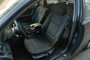 Image 14/41 of BMW 318i (2004)