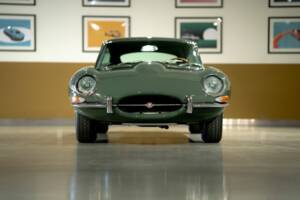 Image 3/50 de Jaguar Type E 4.2 (1966)