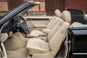 Image 30/83 de Mercedes-Benz E 220 (1996)