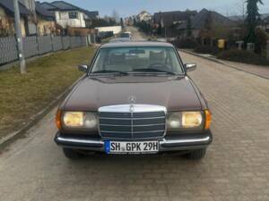 Bild 3/8 von Mercedes-Benz 250 (1980)