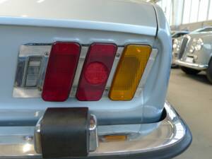 Image 30/43 of Peugeot 504 Convertible (1971)