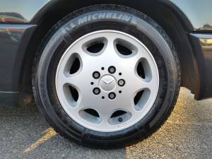 Image 34/36 of Mercedes-Benz 230 CE (1989)