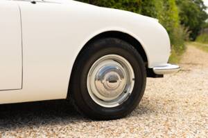 Image 12/50 of Jaguar Mk II 2.4 (1967)
