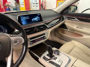 Bild 14/23 von BMW 730d (2016)
