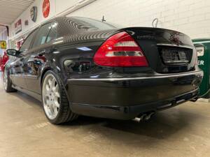 Image 15/20 of Mercedes-Benz E 500 (2002)