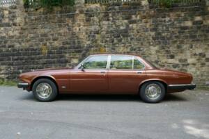 Image 2/14 of Jaguar XJ 12 (1982)