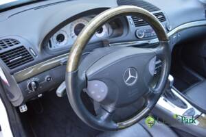 Image 33/50 of Mercedes-Benz E 500 T (2004)