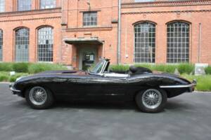 Image 3/24 of Jaguar E-Type (1970)