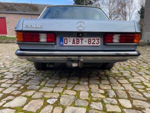 Image 9/23 of Mercedes-Benz 230 E (1984)