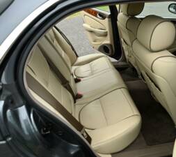 Image 24/50 of Jaguar XJ 8 4.2 (2007)