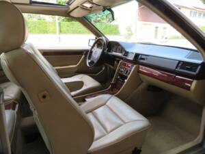 Bild 6/12 von Mercedes-Benz 300 CE (1990)