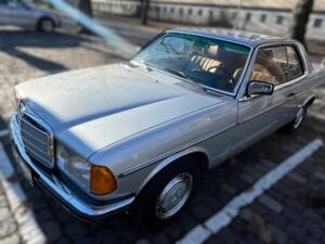 Immagine 4/8 di Mercedes-Benz 230 CE (1982)